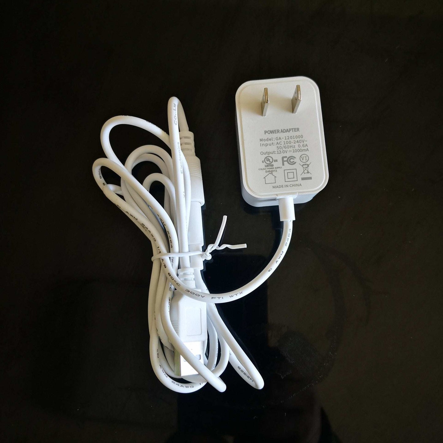 Splicing Triangle Modular RGB LED decorative lights with mobile app control and USB sockets