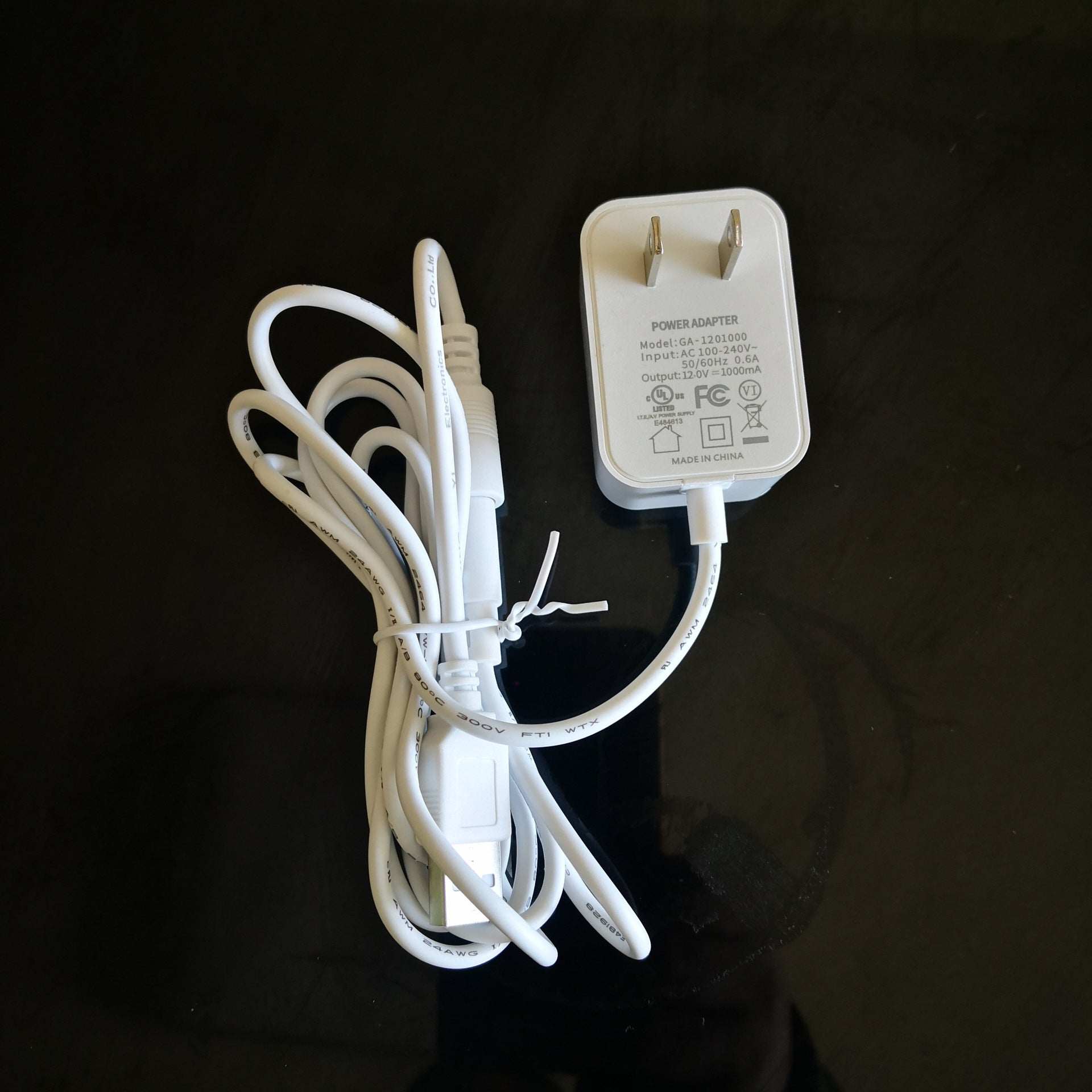 Splicing Triangle Modular RGB LED decorative lights with mobile app control and USB sockets